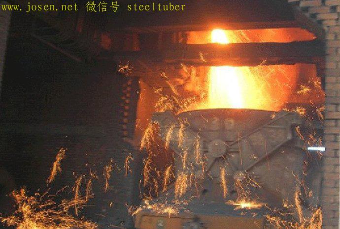 鐵水注入到鐵水包內,運輸去煉鋼廠,或送到鑄鐵機.jpg 鐵水注入到鐵水包內,運輸去煉鋼廠,或送到鑄鐵機.jpg