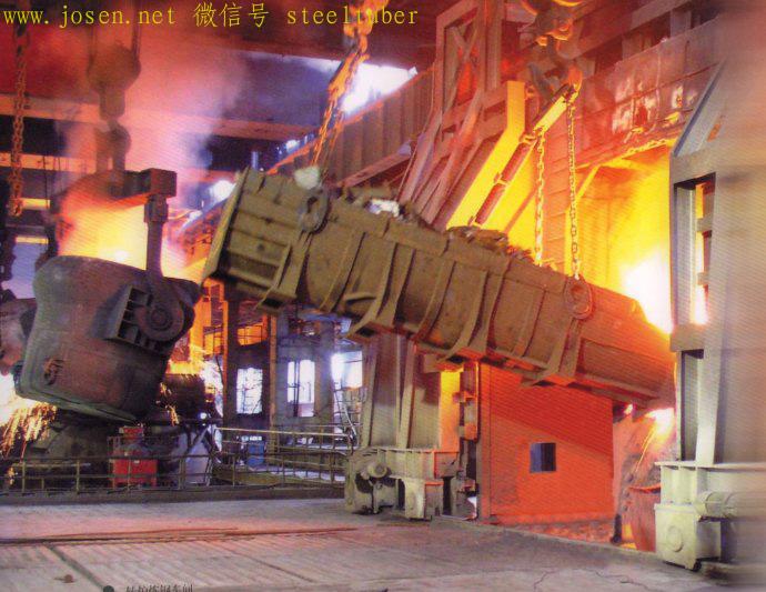 向氧氣轉爐內倒入鐵水和廢鋼.jpg 向氧氣轉爐內倒入鐵水和廢鋼.jpg