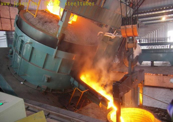 電爐出鋼,鋼水倒入鋼包.jpg 電爐出鋼,鋼水倒入鋼包.jpg