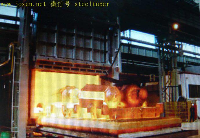 鍛造毛坯(鋼錠)經過加熱后出爐.jpg 鍛造毛坯(鋼錠)經過加熱后出爐.jpg