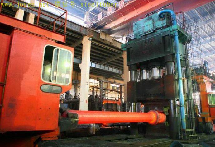 用4000噸鍛造水壓機加工大型軸件.jpg 用4000噸鍛造水壓機加工大型軸件.jpg